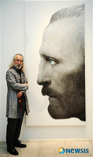 【서울=뉴시스】박문호 기자 = 서울 청담동에 문을 연 아라리오 갤러리가 개관 기념전을 20일부터 시작한다. 개관에 앞선 19일 오후 기자간담회에서 아라리오 갤러리가 전속으로 후원하는 극사실주의 회화 작가 강형구 씨가 자신의 작품앞에 섰다. 강형구 작가는
