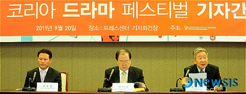 【서울=뉴시스】박상훈 기자 = 2011 코리아드라마 페스티벌 기자간담회가 열린 20일 오전 서울 중구 프레스센터 19층 기자회견장에서 정창기 심사위원회 부위원장이 다라마 어워즈 노미네이트 현황을 발표하고 있다.&nbsp; hyalinee@newsis.com