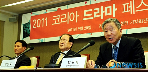 【서울=뉴시스】박상훈 기자 = 2011 코리아드라마 페스티벌 기자간담회가 열린 20일 오전 서울 중구 프레스센터 19층 기자회견장에서 정창기 심사위원회 부위원장이 다라마 어워즈 노미네이트 현황을 발표하기 앞서 인사말을 전하고 있다.&nbsp; hyalinee@newsis.com