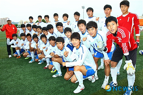 【대전=뉴시스】유순상 기자 = 한남대학교는 축구부가 대학축구리그인 U리그에서 13승 3무 무패로 중부권 1위를 확정졌다고 20일 밝혔다.사진은 이상래 감독과 선수들이 파이팅을 외치고 있는 모습.(사진=한남대 제공)&nbsp;&nbsp; ssyoo@newsis.com&nbsp; 