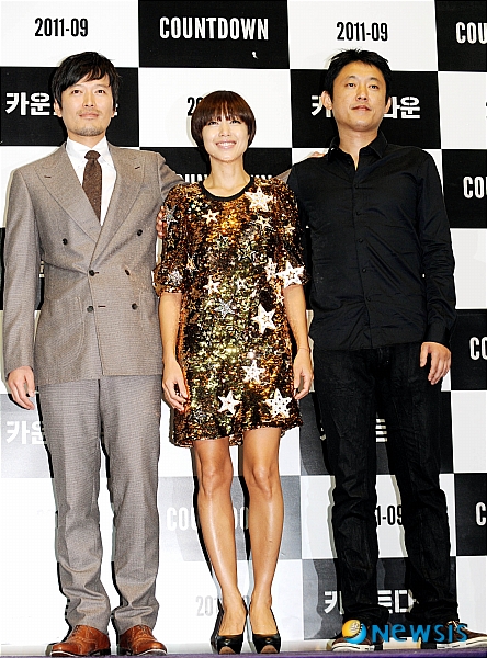 【서울=뉴시스】박문호 기자 = 19일 오후 서울 강남구 삼성동 코엑스몰 메가박스에서 열린 영화 ‘카운트다운’(감독 허종호, 제작 봄) 시사회에 감독 허종호, 배우 전도연, 정재영이 포즈를 취하고 있다. 카운트다운은 냉혹한 채권추심원이 간암에 걸려 자신의 죽은 아들의 간을 이식받은 미모의 사기전과범에게 10일 이내에 간을 이식받기 위해 벌이는 위험한 거래를 그렸다. go2@newsis.com