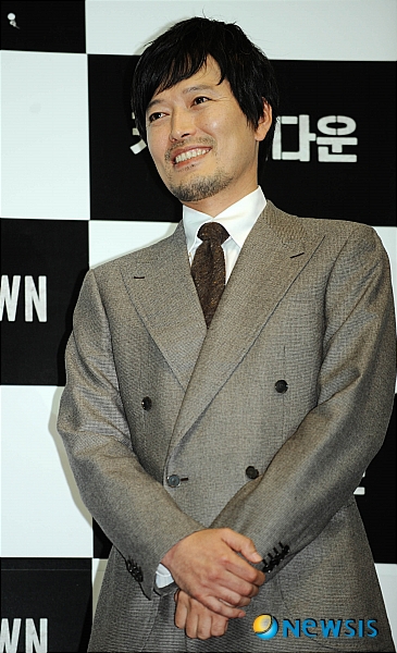 【서울=뉴시스】박문호 기자 = 20일 오후 서울 강남구 삼성동 코엑스몰 메가박스에서 열린 영화‘카운트다운’(감독 허종호, 제작 봄) 시사회에 배우 정재영이 포즈를 취하고 있다. 같은 자리에 참석한 배우 전도연은 "정재영은 많은 여자 스테프를 편안하게 만드는 재주가 있다. 나도 정재영 선배 덕분에 영화를 무사히 마쳤다."고 말했다. 카운트다운은 간암에 걸린 채권추심원이 죽은 아들의 장기를 이식받은 미모의 사기전과범에게 10일 이내에 간을 이식받기 위해 벌이는 위험한 거래를 그렸다. go2@newsis.com