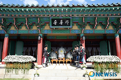 【대전=뉴시스】박희송 기자 = 문화재청 칠백의총관리소는 임진왜란 시 순국한 칠백의사의 호국정신을 기리는 칠백의사(七百義士) 순의제향(殉義祭享) 행사를 23일 오후 3시 충남 금산군 칠백의총에서 거행한다. 사진은 지난해 금산 칠백의총에서 거행된 순의제향 모습. (사진=문화재청 제공)&nbsp;&nbsp; photo@newsis.com 