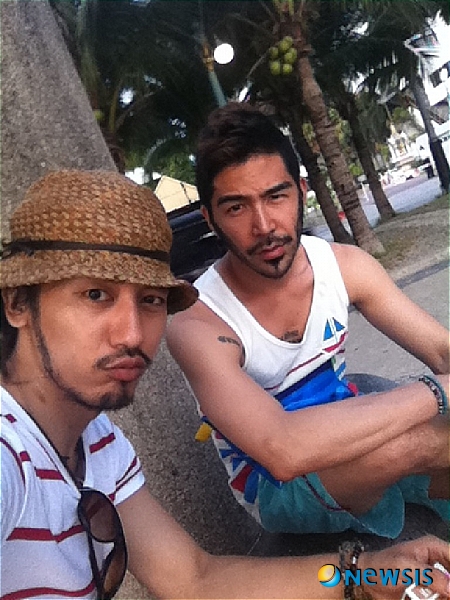 【서울=뉴시스】온라인뉴스팀 = 국내 명품수염의 1인자로 잘 알려져 있는 쿨케이(오른쪽)의 수염이 일부 가짜였던 것으로 알려져 눈길을 끌고 있다. <사진=로토코 제공> photo@newsis.com