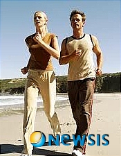 【서울=뉴시스】온라인뉴스팀 = 걸음걸이는 척추·관절 건강에 적신호가 켜져 있지는 않은지 확인할 수 있는 '건강 신호등'이 될 수 있다. <사진=고도일병원 제공> photo@newsis.com