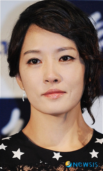 【서울=뉴시스】박문호 기자 = 22일 오후 서울 송파구 신정동 롯데 시네마에서 열린 영화 '투혼(감독 김상진)' 시사회에서 배우 김선아가 간담회에 참석하고 있다. 김선아는 SBS드라마 '여인의 향기'에서는 담낭암, '투혼'에서는 췌장암 진단을 받았다.&nbsp; go2@newsis.com 