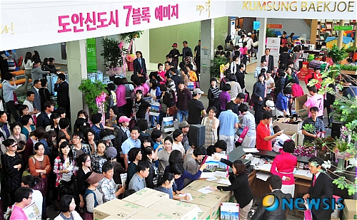 【대전=뉴시스】홍성후 기자 = 도안신도시 7블럭 금성백조 '예미지' 모델하우스가 23일 대전시 서구 둔산동 큰마을네거리 인근에 개장해 상담을 하기 위한 시민들로 북적이고 있다.&nbsp; hippo@newsis.com 