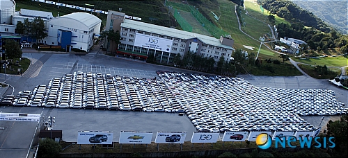 【서울=뉴시스】한국GM이 11월3일 쉐보레 브랜드 100주년을 축하하기 위해 강원도 평창 휘닉스파크에서 '쉐보레 비기스트 보타이 챌린지' 행사(24~25일)를 열고 세계에서 가장 큰 로고 만들기에 성공했다고 25일 밝혔다.(사진=한국GM 제공) photo@newsis.com