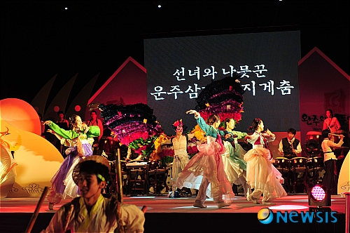 【완주=뉴시스】권철암 기자 = 25일 전북 완주 고산자연휴양림 인근에서 열린 '제1회 완주 와일드푸드 축제'에서 선녀와 나뭇꾼 퍼포먼스가 펼쳐지고 있다.&nbsp; cheol@newsis.com