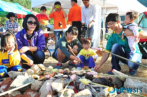 【완주=뉴시스】권철암 기자 = 25일 전북 완주 고산자연휴양림 인근에서 열린 '제1회 완주 와일드푸드 축제'에서 관람객들이 체험 프로그램에 참여하고 있다. cheol@newsis.com