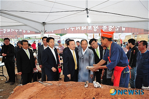 【완주=뉴시스】권철암 기자 = 25일 전북 완주 고산자연휴양림 인근에서 열린 '제1회 완주 와일드푸드 축제'에서 김호서 전북도의회 의장, 김완주 전북지사, 임정엽 완주군수(앞줄 좌측부터)가 이색적인 음식에 관심을 보이고 있다. cheol@newsis.com