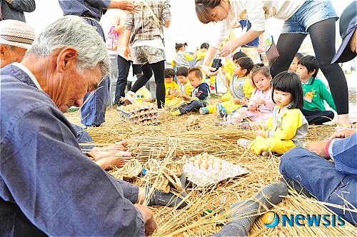 【완주=뉴시스】권철암 기자 = 25일 전북 완주 고산자연휴양림 인근에서 열린 '제1회 완주 와일드푸드 축제'에서 어린이 관람객들이 짚신 만들기 체험 프로그램에 참여하고 있다.&nbsp; cheol@newsis.com
