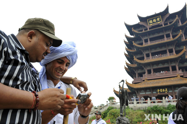 [우한=신화/뉴시스] 중국 후베이(湖北)성 우한(武漢)에서 시작된 신종 코로나바이러스로 인한 '우한 폐렴' 확진 환자가 23일 570명을 넘어섰다. 우한은 양쯔강의 명소 황학루, 대표적인 먹자골목인 호부항 등이 있어 외국인 관광객이 꾸준한 도시다. 사진은 2011년 우한 황학루를 찾은 관광객의 모습. 2020.1.23.
