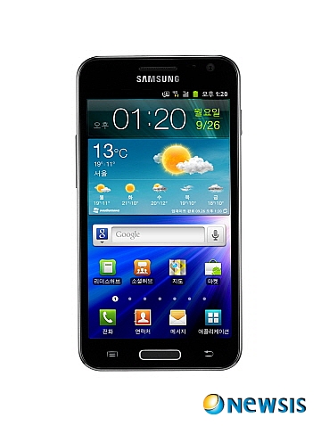 【서울=뉴시스】= 삼성전자가 슈퍼 아몰레드 롱텀에볼루션(LTE) 스마트폰 라인업을 선보이며 4G 시대에 동참했다. 삼성전자는 26일 서울 서초사옥 다목적홀에서 신종균 무선사업부장 사장이 참석한 가운데 미디어 데이 행사를 갖고 '갤럭시S2 LTE'와 '갤럭시S2 HD LTE' 2종을 국내에 출시한다고 밝혔다. (사진=삼성전자 제공)&nbsp; photo@newsis.com 