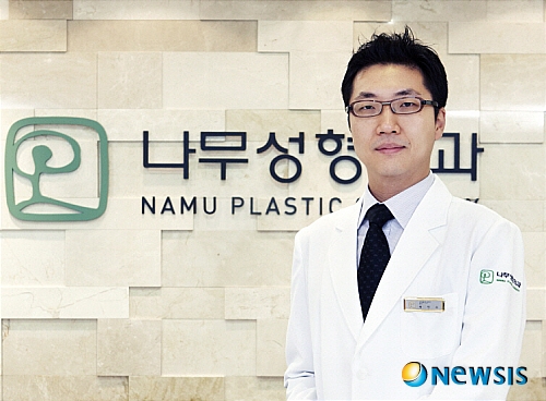 【서울=뉴시스】온라인뉴스팀 = 나무성형외과 곽인수 원장. <사진=나무성형외과 제공> photo@newsis.com