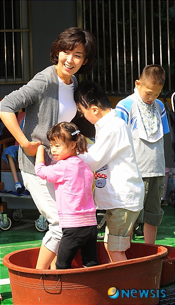 【서울=뉴시스】성형주 기자 = 한나라당의 10·26 서울시장 보궐선거 후보인 나경원 최고위원이 26일 오전 서울 용산구 가브리엘의 집을 방문해 장애 어린이들과 함께 빨래를 하고 있다. foru82@newsis.com