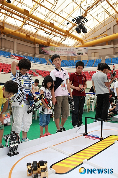 【울산=뉴시스】유재형 기자 = 26일 울산상공회의소 지식재산센터는 10월30일 울산공업고등학교 체육관에서 열리는 '제9회 UCI 로봇경진대회'의 참가자를 모집한다고 밝혔다.(사진= 울산상공회의소 제공)&nbsp; photo@newsis.com 