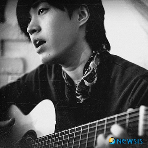 【서울=뉴시스】이재훈 기자 = 지난해 학력위조 괴소문으로 곤욕을 치른 뒤 활동을 중단한 싱어송라이터 타블로(31)가 자신의 부인인 탤런트 강혜정(29)을 매니지먼트하는 YG엔터테인먼트와 전속계약, 솔로 앨범을 발표한다.&nbsp; 27일 강혜정을 비롯해 그룹 '빅뱅'과 '투애니원(2NE1)' 등을 매니지먼트하는 YG에 따르면, 타블로는 이 회사와 최근 4년 전속계약을 체결하고 11월1일 첫 솔로 정규 앨범을 내놓는다.&nbsp; 힙합그룹 '에픽하이'의 리더인 타블로는 YG와 팀이 아닌 솔로로 계약했다. 강혜정이 다리를 놓았다.&nbsp; YG는 "결혼을 하고 첫 아이를 얻어 누구보다 행복했어야 할 시기에 가장 어렵고 힘든 시기를 보낸 남편을 곁에서 지켜본 강혜정이 소속 가수들을 가족처럼 대하고 음악에만 전념할 수 있도록 배려하는 양현석 대표에게 타블로를 직접 소개했다"고 알렸다.&nbsp; "유년 시절부터 양현석이 속한 그룹 '서태지와 아이들'의 광팬을 자처한 타블로에게 YG는 더 없이 이상적인 회사"라며 "힘든 시기를 보내고 있던 타블로와의 첫 만남에서 양 대표가 따뜻한 조언과 격려를 아끼지 않았고 타블로는 다시 음악을 시작할 수 있는 의지와 희망을 갖게 됐다"고 전했다.&nbsp; YG는 그간 비밀리에 타블로의 솔로 음반 작업을 지원해 왔다.&nbsp; 타블로는 "2년 가까이 무대를 떠났다가 대중 앞에 다시 선다는 게 아직 많이 두려운 것이 사실"이라며 "그동안 많이 힘들긴 했지만 그렇다고 누구를 원망하거나 탓하는 마음은 추호도 없다. 모든 것이 나로 인해 비롯된 일이라고 생각하기 때문"이라고 밝혔다.&nbsp; "그동안 보이지 않는 곳에서 응원을 보내준 팬들이 많았다"며 "고맙다는 천 마디의 말보다는 더욱더 열심히 노력해서 좋은 음악으로 보답하고 싶다"는 마음이다.&nbsp; 앞서 일부 네티즌은 지난해 인터넷 카페 '타블로에게 진실을 요구합니다', '상식이 진리인 세상' 등을 개설, 학력 위조 등 스탠퍼드대를 졸업한 타블로에 대한 각종 의혹을 양산했다. 경찰이 타블로의 학력을 인증하면서 논란은 정리됐으나 타블로는 심적 피해를 입고 활동을 중단했다.&nbsp; realpaper7@newsis.com 