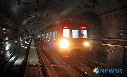 【성남=뉴시스】강종민 기자 = 수도권 남부지역 교통개선을 위해 건설된 신분당선 강남-정자 구간 개통을 앞둔 27일 시승행사에 초청된 신분당선 건설.운영 관계자들이 탑승한 열차가 마주오는 열차와 교차하고 있다. ppkjm@newsis.com