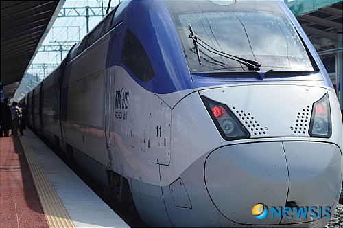 【전주=뉴시스】권철암 기자 = 27일 오후 전북 전주역에 내달 5일부터 정식 운행하게 될 전라선 KTX-산천이 정차해 있다. 코레일은 이날 KTX 정식 운행을 앞두고 승객 150여 명을 대상으로 시승식을 가졌다.&nbsp; cheol@newsis.com