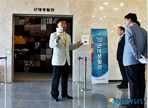 【군산=뉴시스】고석중 기자 = 27일 김중규 군산시 박물관 관리계장이 30일 개관을 앞두고 있는 '군산근대역사박물관'에서 브리핑을 갖고 있다. 박물관은 총 182억원의 사업비를 투입돼 부지 8347㎡, 건물 연면적 4248㎡에 지하 1층, 지상 4층 규모로 오는 30일 개관한다.&nbsp; k9900@newsis.com