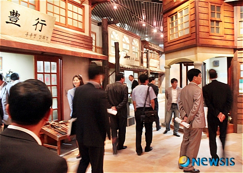 【군산=뉴시스】고석중 기자 = 27일 전북 군산시가 오는 30일 개관을 앞두고 있는 '군산근대역사박물관'을 언론에 공개했다. 박물관 3층에 마련된 근대생활관은 1930년대 군산 영동상가를 재현한 공간으로 도시의 역사, 수탈의 현장, 서민들의 삶, 저항의 삶, 근대건축물 등으로 구성됐다. k9900@newsis.com