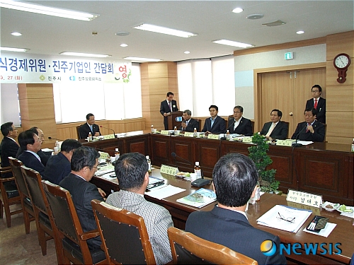 【진주=뉴시스】박세진 기자 = 국회 지식경제위원회 소속 김재경 의원을 단장으로 김태호, 박진, 이화수, 이학재 위원(이상 한나라당), 김낙성 위원(자유선진당)으로 구성된 국감반이 27일 경남 진주상공회의소에서 진주지역의 애로사항을 청취하고 있다.&nbsp;&nbsp;&nbsp; sjk@newsis.com&nbsp;&nbsp; 