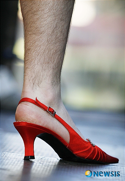 【서울=뉴시스】안세영 교수(경희대 한의대 신계내과학) '성학'<44>&nbsp; 언젠가 차를 타고 가던 중 뉴스를 듣는데, 여성의 하이힐(high heel)만을 훔친 고등학생이 절도죄로 구속됐다는 보도가 나왔다. 소위 ‘페티쉬(fetish)에 빠진 아이에 관한 내용이었다. 이튿날 신문지상에는 그 구체적인 상황이 자세히 수록됐다. 즉 뉴스의 주인공이 하이힐을 훔친 까닭은 여성의 뾰족구두를 곁에 놓고 보면 기분이 좋아져 학생의 본분인 공부를 더 잘할 것 같아 슬쩍했다는…. 