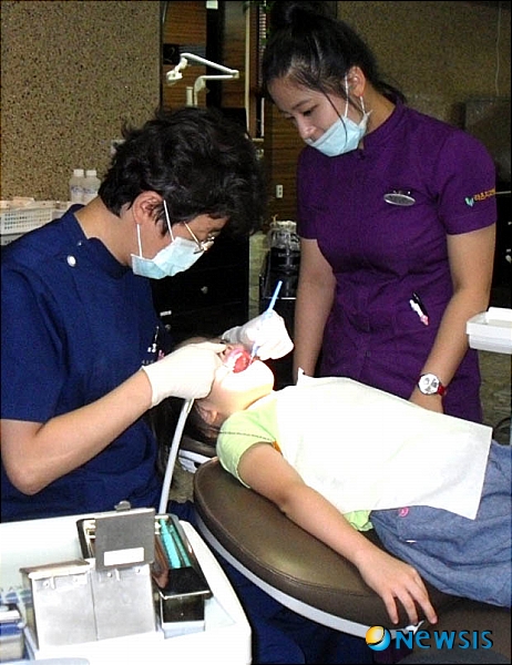 【경산=뉴시스】최창현 기자 = 28일 경북 경산시의 드림스타트사업 일환으로 아동 대상, 무료 구강검진 및 치과진료사업이 좋은 반응을 얻고 있다. 경산시가 치과진료를 받기 어려운 드림스타트 가정의 경제적 부담을 덜어주고, 치과질환을 조기에 발견해 치료하며, 구강보건에 대한 아동들의 관심을 높이기 위해 마련된 것이다. (사진=경산시 제공)&nbsp; chc@newsis.com