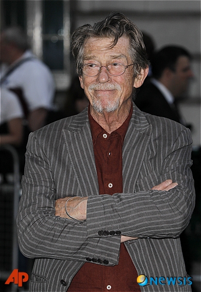 【서울=뉴시스】박영주 기자 = 영국 영화배우 존 허트(72)가 봉준호(43) 감독의 새 영화 '설국열차'에 출연한다.&nbsp; 허트는 텔레그라프 등 영국 미디어와 인터뷰에서 "'설국열차'에 캐스팅됐다. 봉준호 감독과 함께 일하게 돼 기쁘다"고 말했다.&nbsp; 허트는 '미드나잇 익스프레스'로 제36회 골든글로브 남우조연상, 제32회 영국 아카데미 남우조연상을 수상했다. '엘리펀트 맨'으로 제34회 영국 아카데미 남우주연상을 따내며 연기력을 인정받았다.&nbsp; '설국열차'는 송강호(45)와 허트에 이어 크리스 에번스(31), 틸다 스윈턴(52), 제이미 벨(26) 등과 접촉중이다.&nbsp; 제작비 450억원이 투입되는 '설국열차'는 1986년 앙굴렘 국제만화축제에서 그랑프리를 차지한 프랑스의 동명만화가 원작이다. 기후 재앙으로 혹독한 추위가 닥친 지구의 유일한 생존수단인 '설국열차'을 다룬다. 3월 체코에서 크랭크인하며 2013년 개봉 목표다.&nbsp; gogogirl@newsis.com