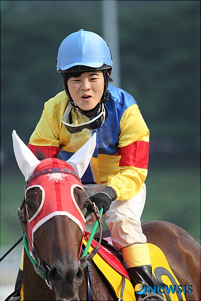 【과천=뉴시스】진현권 기자 = 지난 24일 서울경마공원에서 펼쳐진 1000m 제4경주에서 '빌롱투존'에 기승한 김혜선 기수는 다소 늦은 출발에도 불구하고 4코너 이후 외곽으로 진로를 확보하며 놀라운 뒷심으로 우승을 차지했다. 우승뒤 포즈를 취하고 김혜선 기수. (사진=한국마사회 제공) photo@newsis.com 