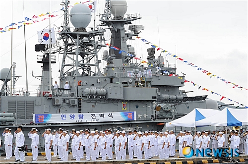 【목포=뉴시스】박상수 기자 = 해군 제3함대 안양함 장병들이 29일 군항부두에서 안양함 전역식 행사를 갖고 있다.(사진=해군 제3함대 제공)&nbsp; photo@newsis.com