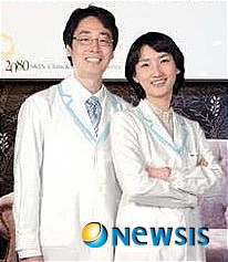 【서울=뉴시스헬스/뉴시스】 대구 2080피부과 박근 원장(왼쪽)과 장정현 원장. (사진=대구 2090피부과 제공) 조진성기자 cjs@newsishealth.com