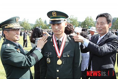 【영천=뉴시스】전혜란 기자 = 육군 3사관학교(학교장 소장 김길영)는 30일 오후 경북 영천시에 위치한 학교 충성연병장에서 학사·여군 및 간부사관 임관식을 거행했다. 사진은 김상기(왼쪽)육군참모총장이 국방부장관상을 수상한 방성일(가운데) 소위에게 계급장을 수여하는 모습. (사진=육군 3사관학교 제공) photo@newsis.com