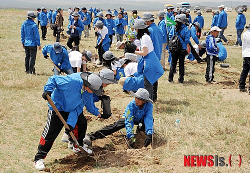 【대전=뉴시스】박희송 기자 = 국제연합환경계획(UNEP)의 조사결과 자연적인 원인에 의해 사막화가 된 경우는 13% 정도이고 나머지 87%는 인류의 인위적인 영향에 의한 사막화로 추정하고 있는 가운데 사막화를 해결하고 이를 방지하기 위한 방법은 나무를 심는 것이 거의 유일한 방법인 것으로 분석되고 있다. 사진은 지난 6월 청소년 녹색홍보대사들이 몽골에서 나무심기를 하고 있다. (사진=산림청 제공) photo@newsis.com