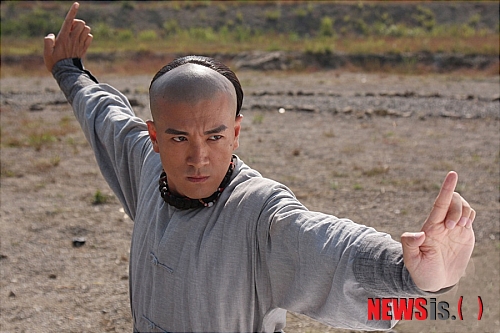 【서울=뉴시스】박영주 기자 = 중화TV가 코믹 트렌디 무협극 ‘방세옥’을 4일부터 월~금요일 밤 9시에 방송한다. 1990년대 초 리롄제(李连杰·48)가 주연한 동명 영화 ‘방세옥’은 청나라 초기의 대표적인 무술가로 황비홍의 직계 스승이자 소림문파의 하나인 ‘남소림’ 창시자 방세옥의 일대기를 담았다. 드라마는 실수투성이에 그 누구보다 자유로운 영혼의 소유자인 ‘방세옥’이 무술을 연마하고 다양한 사람과 사건들을 겪으며 성숙한 인간이자 완벽한 무술가로 성장해가는 이야기를 코믹하게 그린다. 중화TV는 “‘방세옥’은 중국 CCTV 시청률 1위를 기록할 만큼 중국인들의 사랑을 받은 작품”이라며 “특히 저우싱츠(周星馳)의 코믹무술을 전담했던 감독이 무술감독을 맡아 한국 시청자들도 열광할 수 있는 코믹 쿵푸 드라마의 진수를 선보일 것”이라고 밝혔다. gogogirl@newsis.com