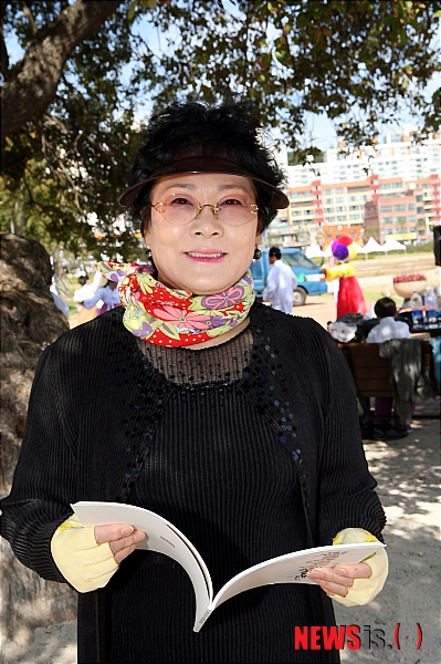 【울산=뉴시스】고은희 기자 = 3일 울산시 중구 태화동 태화강대공원 정자나무 일대에서 한국서각학회 회장 포산 신명숙씨가 지난 1일부터 7일까지 서예의 고장인 전북 전주시 완산구 풍남동 세현갤러리에서 여는 학회 창립전을 소개하고 있다.&nbsp; gogo@newsis.com