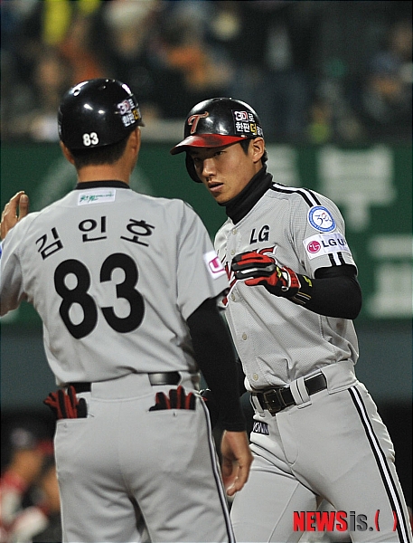 【서울=뉴시스】전진환 기자 = 3일 오후 프로야구 LG트윈스와 두산베어스의 경기가 열린 서울 잠실야구장에서 5회초 무사 LG 이대형이 솔로홈런을 치고 홈에서 김인호 코치와 하이파이브를 하고 있다.&nbsp; amin2@newsis.com