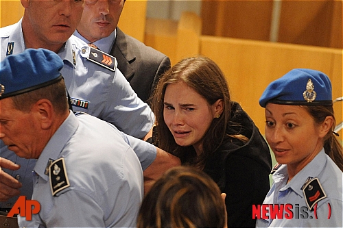 【페루자(이탈리아)=AP/뉴시스】이탈리아 유학 중 룸메이트 영국 여학생을 남자 친구와 함께 살해한 죄로 지난 4년간 복역 중이던 미국 여학생 아만다 녹스가 지난 2011년10월3일 이탈리아 항소심에서 무죄 평결을 받았다. 사진은 무죄 평결 후 녹스(가운데)가 울음을 터트리고 있는 장면. 2011.10.04