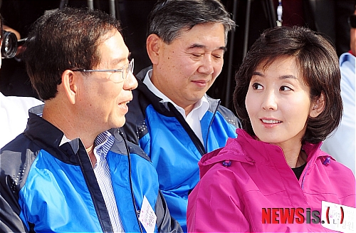 【서울=뉴시스】강진형 기자 = 박원순 서울시장 후보가 4일 오후 서울 종로구 청계광장에서 열린 '희망의 나눔 걷기 행사'에서 한나라당 나경원 서울시장 후보와 대화를 나누고 있다.&nbsp; marrymero@newsis.com