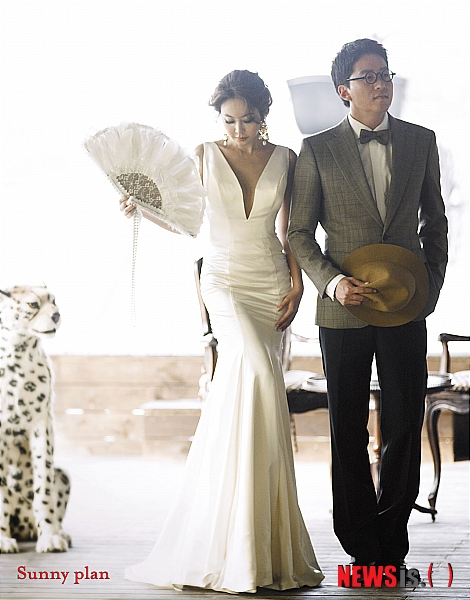 【서울=뉴시스】이재훈 기자 = 그룹 '투투' 출신 황혜영(38)이 23일 낮 12시30분 한남동 그랜드하얏트서울 호텔에서 민주당 김경록(38) 부대변인과 결혼한다.&nbsp; 이들의 웨딩촬영은 결혼 전 추억을 담자는 의미에서 '메모리'를 주제로 이뤄졌다. 인터넷 쇼핑몰 '아마이'를 운영 중인 황혜영은 촬영에 필요한 소품과 신랑의 의상을 직접 챙겼다.&nbsp; 황혜영은 1994년 '투투' 1집으로 데뷔했다. 2007년 아마이를 창업, 사업가가 됐다.&nbsp; 김 부대변인은 연세대 정치학과와 대학원 행정학과를 나왔다. 유인태(63) 전 의원 보좌관과 조지타운대학 객원연구원, 민주당 원내대표 비서실 부국장 등을 거쳤다.&nbsp; realpaper7@newsis.com 