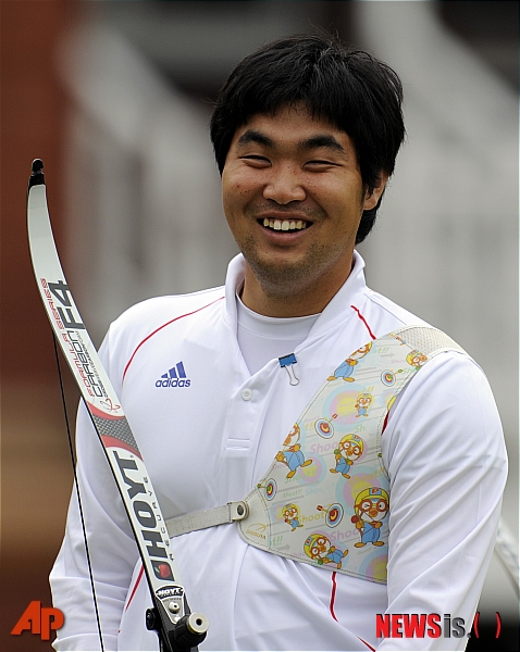 【런던(영국)=AP/뉴시스】남자양궁 임동현이 4일(현지시각) 영국 런던의 로드크리켓 그라운드에서 양궁 남자 단체전 호주와 경기하며 미소짓고 있다. 로드 크리켓 그라운드에서는 2012년 런던 올림픽 양궁 경기가 열린다.