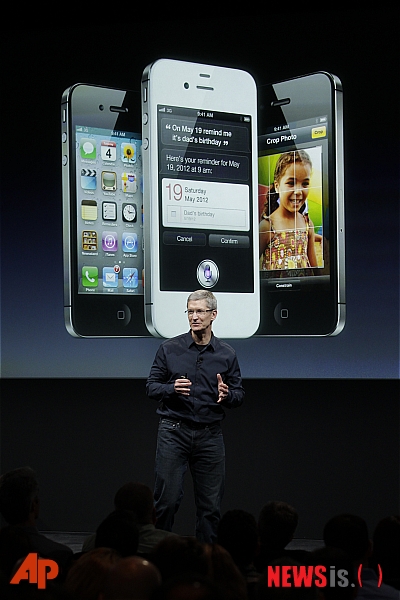 【쿠퍼티노(미 캘리포니아주)=AP/뉴시스】팀 쿡 애플 CEO가 4일(현지시각) 미 캘리포니아주 쿠퍼티노 애플 본사에서 열린 아이폰 4S 발표회에서 제품 설명을 하고 있다.&nbsp;&nbsp; 