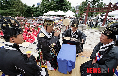 【대전=뉴시스】박희송 기자 = 문화재청은 종묘(宗廟)와 사직(社稷)의 관리를 일원화함으로써 왕실과 국가를 뜻하는 종묘와 사직의 상징성을 회복하고 국가제의(國家祭儀) 장소의 위상을 높이기 위해 조선의 궁궐·왕릉과 함께 문화재청에서 2012년부터 직접 관리한다고 5일 밝혔다. 사진은 태사 초헌관(임금) 음복 모습. (사진=문화재청 제공)&nbsp; photo@newsis.com 