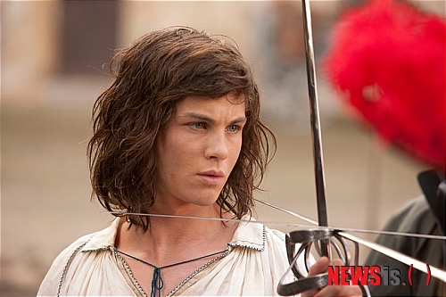 【서울=뉴시스】김정환 기자 = 스테디셀러 '삼총사'가 원작인 할리우드 3D 액션 블록버스터 '삼총사 3D'(감독 폴 W S 앤더슨)의 주인공 로건 레먼(19)이 온다. 수입·배급사 롯데엔터테인먼트는 '삼총사 3D'가 부산국제영화제 특별기획프로그램 특별상영부문 초청작으로 선정된 것을 기념해 레먼이 8~9일 제16회 부산국제영화제를 찾는다고 밝혔다. 레먼은 지난해 할리우드 판타지 블록버스터 '퍼시 잭슨과 번개도둑'(감독 크리스 컬럼버스)에서 주인공 '퍼시 잭슨'을 맡아 국내에서도 인기가 높다. 레먼은 '삼총사'에 정의가 존재한다고 믿는 혈기 넘치는 청년 '달타냥'으로 나와 '버킹엄 공작' 올랜도 볼룸(34), 팜파탈 스파이 '밀라디' 밀라 조보비치(36) 등과 매력 대결을 펼친다. 레먼은 8일 낮 12시30분 '무대인사·관객과의 대화'(CGV 센텀시티 스타리움관), 9일 오후 3시40분 '오픈토크 위드 장근석 이스트 & 웨스트, 오늘의 스타가 말하는 내일의 영화'(해운대 BIFF 빌리지 야외무대), 오후 5시40분 '야외 포토콜'(CGV 센텀시티 앞 야외무대), 오후 6시 '무대인사·관객과의 대화'(CGV 센텀시티 6관) 등과 9일 오전 11시 SBS 라디오 '공형진의 씨네타운-보이는 라디오' 등 미디어 인터뷰를 통해 한국 팬들과 만난다. ace@newsis.com