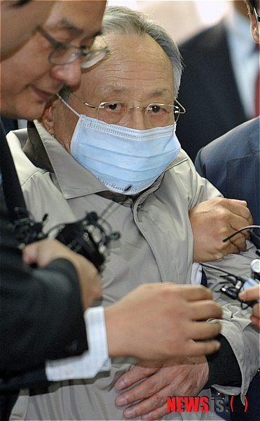 【서울=뉴시스】홍찬선 기자 = 이윤재 피죤 회장이 이은욱 전 피죤 사장 폭행사건과 관련해 조사를 받기 위해 5일 오후 서울 강남경찰서에 출석하고 있다. mania@newsis.com