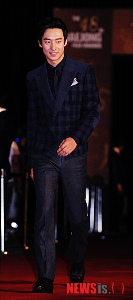 【서울=뉴시스】박문호 기자 = 5일 오후 서울 중구 태평로 서울광장에서 열린 제48회 대종상영화제 개막식에 참석한 배우 이제훈이 레드카펫에 오르고 있다.&nbsp;&nbsp; go2@newsis.com 