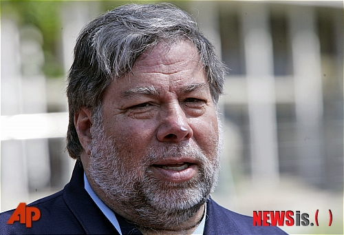 【퀼른(독일)=AP/뉴시스】지난 2009년 7월17일 독일 퀼른에서 애플의 공동창업자 스티브 워즈니악이 폴로 경기를 지켜보고 있다. 워즈니악은 스티브 잡스와 지난 1976년 허름한 차고에서 애플을 세워 세계적인 회사로 키웠다.