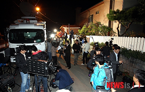 【안성=뉴시스】강종민 기자 = 6일 오후 경기 안성 고은 시인의 자택 앞에 있던 취재진들이 노벨문학상 수상 불발 소식을 듣고 철수하고 있다. ppkjm@newsis.com