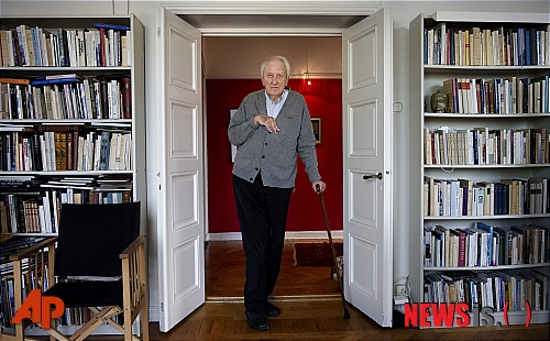 【서울=뉴시스】이재훈 기자 = 2011 노벨문학상이 스웨덴의 시인 토머스 트란스트로메르(80·사진)에게 돌아갔다. 심리상담사 겸 번역가로도 활동 중인 트란스로메르는 '스웨덴의 국민시인'으로 통한다. 스칸디나비아 특유의 자연환경에 대한 깊은 성찰과 명상을 주제로 시를 써왔다. 독일 페트라르카 문학상과 미국 노이스타드 국제문학상 등 세계적인 문학상을 수상, 언젠가는 노벨 문학상을 수상할 것으로 기대를 모았다. ◇1990~2011년 노벨문학상 수상자와 주요 작품 ▲1990년 옥타비오 파스(시인·멕시코) - '태양의 돌', '동사면' ▲1991년 나딘 고디머(소설가·남아공) - '사탄의 달콤한 목소리', '보호주의자' ▲1992년 데렉 월코트(시인·세인트루시아) - '또 다른 삶' ▲1993년 토니 모리슨(소설가·미국) - '재즈' ▲1994년 오에 겐자부로(소설가·일본) - '만연원년의 풋볼' ▲1995년 셰이머스 히니(시인·아일랜드) - '어느 자연주의자의 죽음' ▲1996년 비슬라바 쉼보르스카(시인·폴란드) - '모래 알갱이가 있는 풍경' ▲1997년 다리오 포(극작가·이탈리아) - '돼지 등 타기' ▲1998년 주제 사라마구(소설가·포르투갈) - '수도원의 비망록', '눈먼자들의 도시' ▲1999년 귄터 그라스(소설가·독일) - '양철북' ▲2000년 가오싱젠(극작가·중국) - '영산' ▲2001년 비디아다르 네이폴(소설가·영국) - '세계 속의 길', '거인의 도시' ▲2002년 임레 케르테스(소설가·헝가리) - '운명' ▲2003년 J M 쿳시(소설가·남아공) - '불명예' ▲2004년 엘프레데 옐리네크(소설가·오스트리아) - '피아노 치는 여자' ▲2005년 해럴드 핀터(극작가·영국) - '과거 일들의 회상' ▲2006년 오르한 파무크(소설가·터키) - '내 이름은 빨강' ▲2007년 도리스 레싱(소설가·영국) - '마사 퀘스트' ▲2008년 르 클레지오(소설가·프랑스) - '대홍수', '사막' ▲2009년 헤르타 뮐러(소설가·독일) - '저지대' ▲2010년 마리오 바르가스 요사(소설가·페루)- '판탈레온과 특별봉사대', '새엄마 찬양' ▲2011년 토머스 트란스트로메르(시인·스웨덴)-'창문과 돌', '발틱' realpaper7@newsis.com